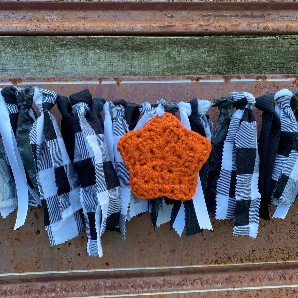 Black & White Farmhouse Garland with Buffalo Plaid and 2 sets of Crochet Stars - Picture 8 of 12